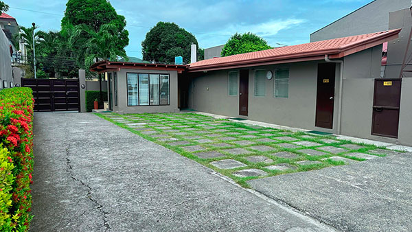 Front parking can accommodate a maximum of 5 cars.